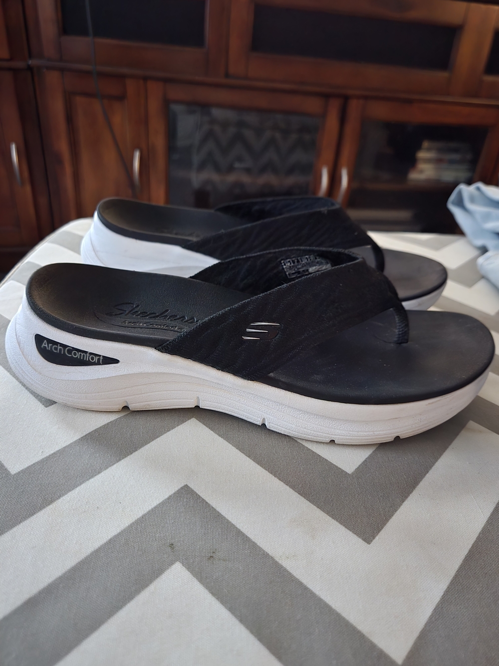Skechers Black and White Arch Comfort Foam Thong Sandals